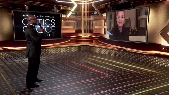 Taye Diggs y Gillian Anderson speak en los Critics Choice Awards