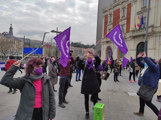 Participantes en la concentración convocada por el  Movimiento Feminista en Bilbao con motivo de la celebración del 8 de marzo