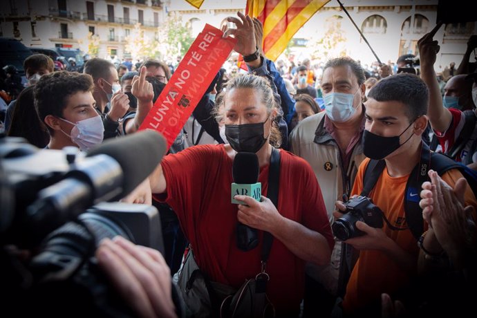 Archivo - La periodista Mayka Navarro es increpada por los manifestantes independentistas en la estación de Francia donde se han desplazado para protestar por la presencia de Felipe VI y el presidente del Gobierno, Pedro Sánchez, en Barcelona, Catalunya
