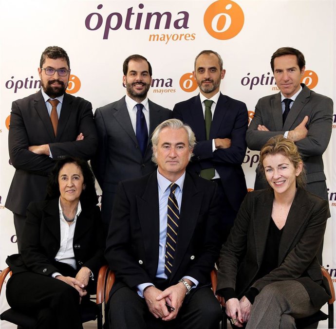 Archivo - El equipo de Óptima Mayores, liderado por su consejero delegado Ángel Cominges.