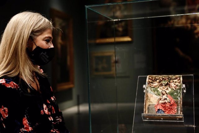 Del Pozo abre las actividades del Día de la Mujer con la exhibición del relieve de 'La Roldana' en el Bellas Artes de Sevilla