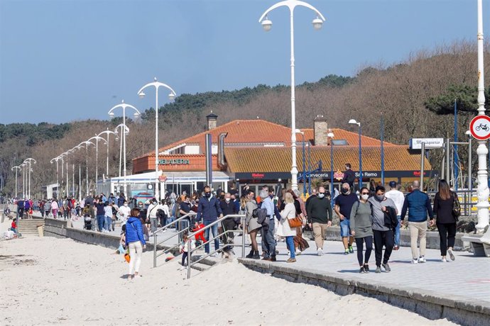 Varias personas en la playa de Samil, en Vigo, Galicia (España), a 28 de febrero de 2021. Los gallegos afrontan este domingo el tercer día de desescalada progresiva después de que este viernes 26 de febrero comenzara el alivio de restricciones en la reg