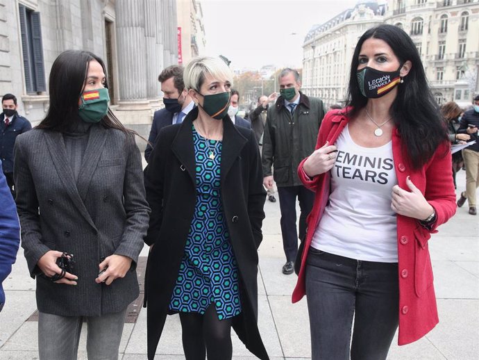 Archivo - La diputada de Vox Carla Toscano junto a dos compañeras de partido con la camiseta "Feminist Tears (Lágrimas feministas)"en un acto con motivo del Día Internacional de la Eliminación de la Violencia contra la Mujer