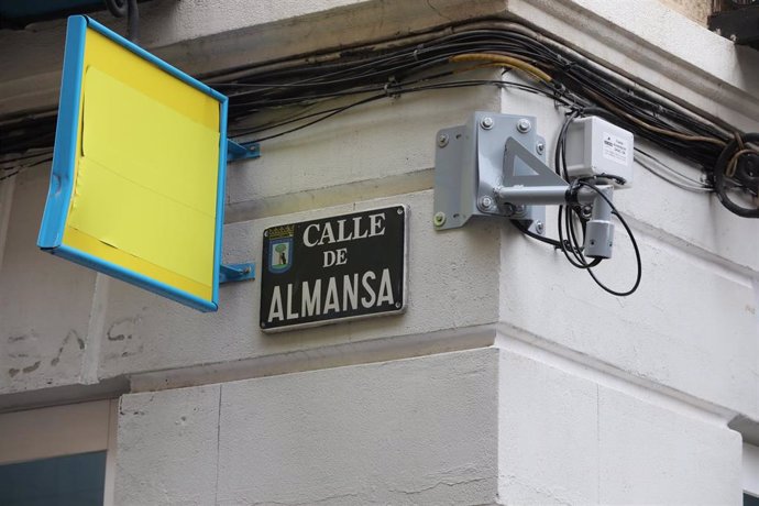 Archivo - Una cámara de videovigilancia instalada en la C/Almansa del distrito de Tetuán, en Madrid (España), a 21 de diciembre de 2020. Este es uno de los varios dispositivos que han sido instalados por el Ayuntamiento a petición de los vecinos del dis