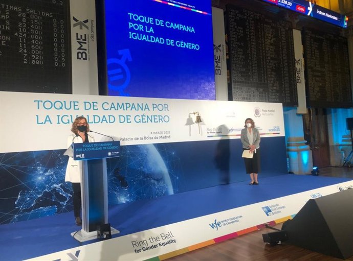 La consejera independiente de BME y SIX, Belén Romana, y la directora ejecutiva de la Red Española del Pacto Mundial, Cristina Sánchez, realizan el toque de campana por la igualdad en la apertura de la Bolsa Española en el Día de la Mujer