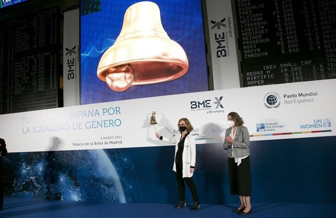 Toque de campana por la igualdad de género en la Bolsa de Madrid.