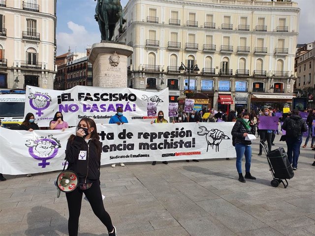 Estudiantes se concentran en Sol por el 8M a pesar de la prohibición