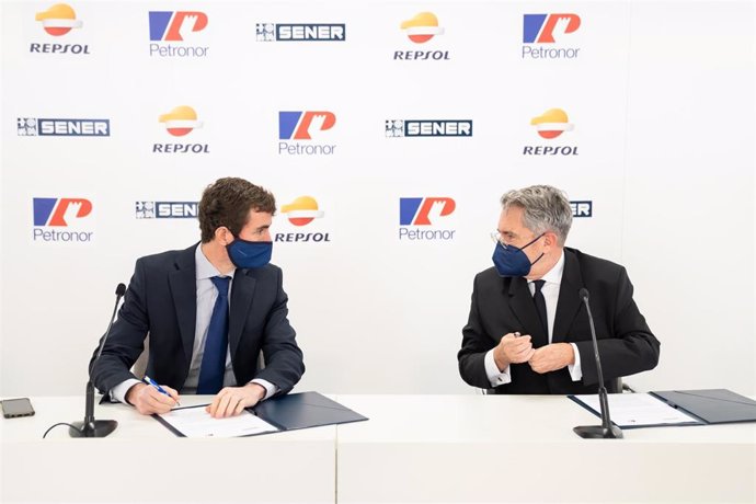 El presidente de Petronor, Emiliano López Atxurra, y el consejero delegado de Sener, Jorge Sendagorta, firman el acuerdo para impulsar una planta de electrolizadores en Muskiz