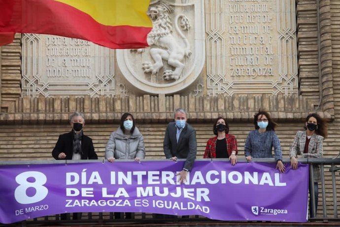 Colocación de la pancarta con motivo del 8M en el balcón del Ayuntamiento de Zaragoza