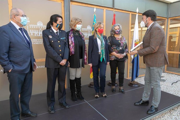 Homenaje a las primeras policías locales de Alicante
