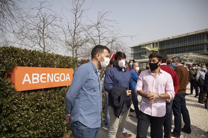 Los trabajadores de Abengoa durante la concentración convocada en Palmas Altas para reclamar la continuidad de sus puestos de trabajo. En Sevilla (Andalucía, España), a 02 de marzo de 2021. Imagen de archivo