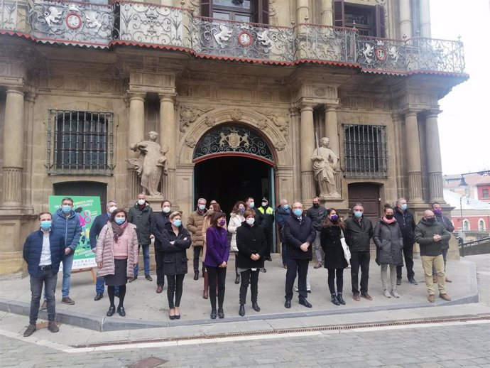 Concentración del Ayuntamiento de Pamplona con motivo del 8-M