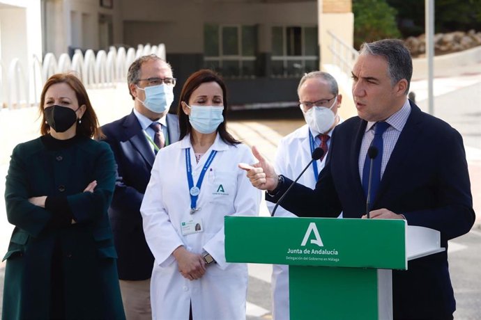 El consejero de la Presidencia, Administración Pública e Interior, Elías Bendodo, en el Hospital Regional de Málaga