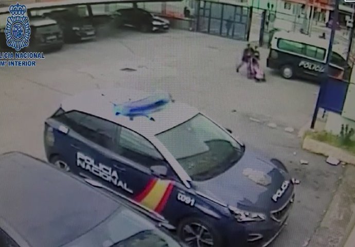 Policías salvan la vida a un bebé que se había atragantado comiendo un regaliz