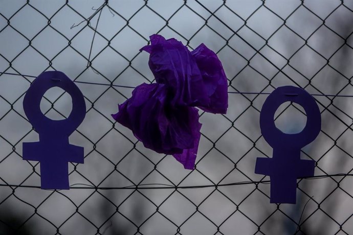 Dos símbolos feministas durante una marcha y batukada feminista en el CIE de Aluche, en Madrid (España), a 5 de marzo de 2021