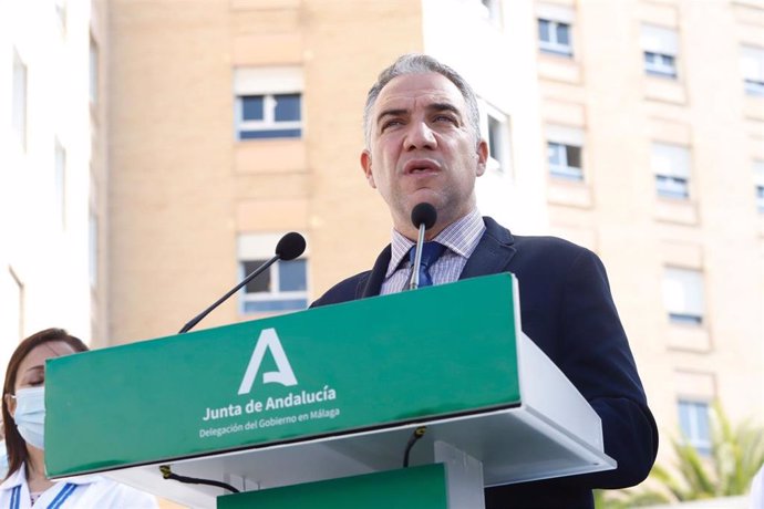 El consejero de la Presidencia, Administración Pública e Interior, Elías Bendodo, en el Hospital Regional de Málaga
