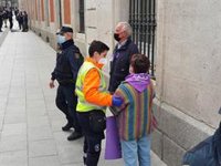 8M.- La Policía interviene en la concentración de Sol para separar a un grupo de personas de los manifestantes