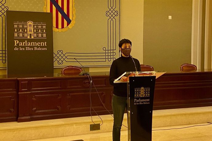 Archivo - La portavoz adjunta del Grupo Parlamentario Socialista, Silvia Cano, durante una rueda de prensa en el Parlament.