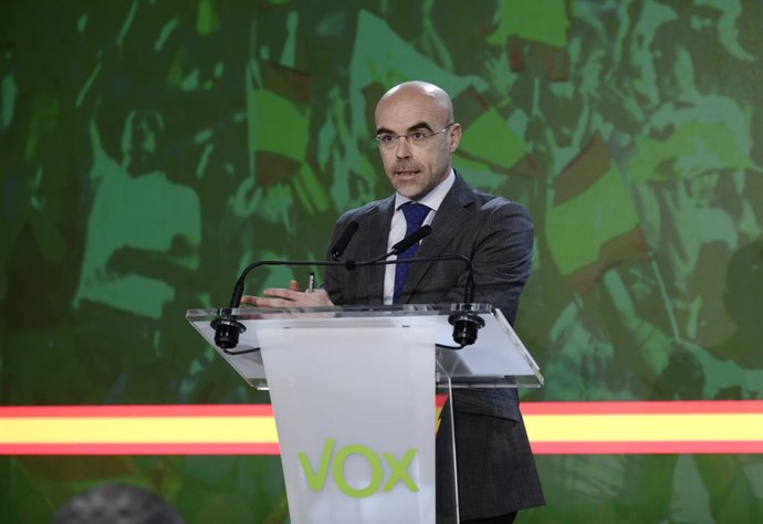 El vicepresidente de Acción Política y eurodiputado de Vox, Jorge Buxadé, durante una rueda de prensa convocada ante los medios en la Sede Nacional del partido, en Madrid, (España), a 22 de febrero de 2021. Budaxé ha utilizado su comparecencia para info