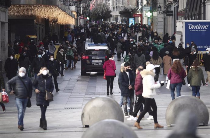 Archivo - Varias personas caminan por una calle colindante a la Puerta del Sol, en Madrid (España), a 30 de diciembre de 2020. La Policía Municipal desalojará la Puerta del Sol a partir de las 22 horas en la 'Preuvas', de este miércoles, y en Nochevieja