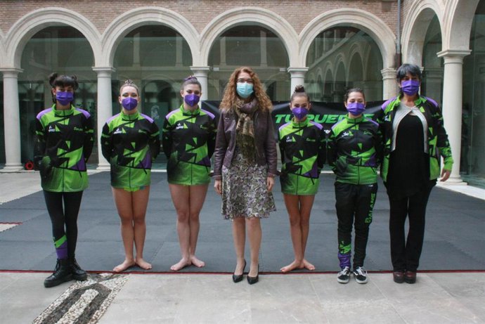 Las gimnastas del Club Balans exhiben su nivel en gimnasia acrobática en el 8M en Granada