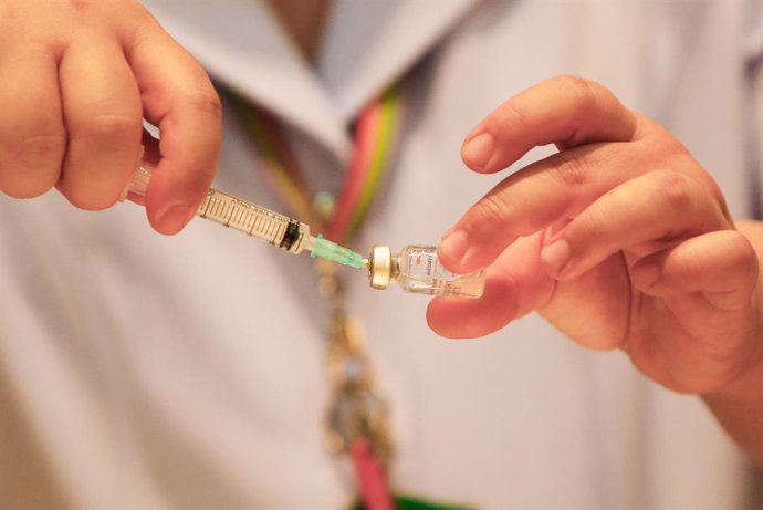 28 February 2021, Thailand, Bangkok: A health worker prepares a syringe with a shot of the Sinovac coronavirus (Covid-19) vaccine. Thailand carries out its first vaccine campaign to administrate frontline health workers at the Bamrasnaradura Infectious 