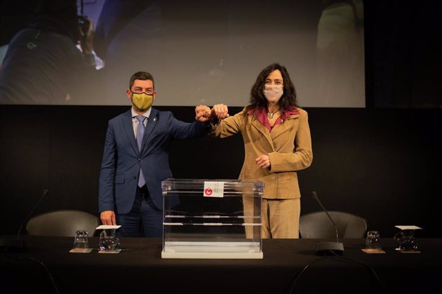 El expresidente de la Cámara de Barcelona Joan Canadell y su sucesora, la nueva presidenta de la entidad, Mònica Roca.