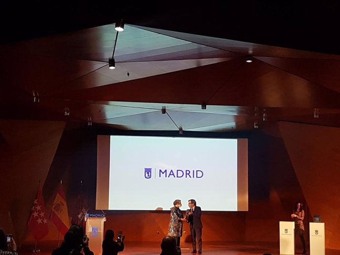 El alcalde de la capital, José Luis Martínez-Almeida, entrega el XVI Premio Clara Campoamor en el Día Internacional de la Mujer a la presidenta del CSIC, Rosa Menéndez López.