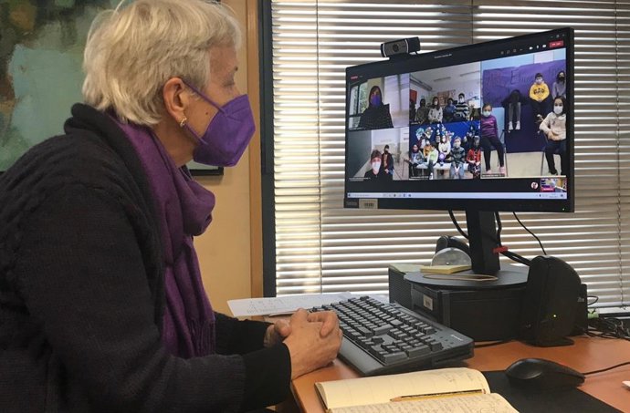 La consejera de Educación, Carmen Suárez, mantiene un encuentro virtual con centros educativos con motivo del Día Internacional de la Mujer