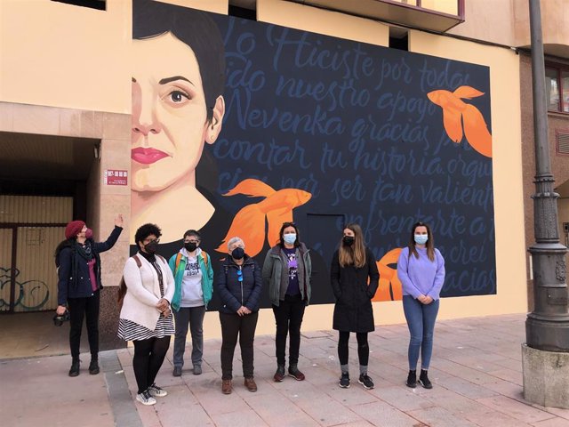 Mujeres de Ponferrada ante el mural dedicaodo a Nevenka Fernández.