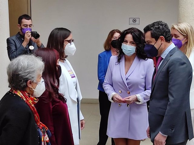 Juanma Moreno y Rocío Ruiz hablan con las galardonadas con los Premios Meridiana.