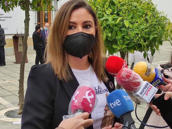 La portavoz del Grupo Socialista, Lara Garlito, atiende a los medios