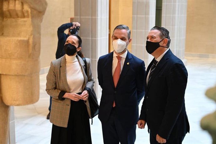 Juan Bravo (c) y Raúl Caro-Accino, junto a Maribel Lozano.