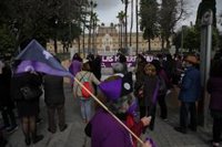 Colectivos feministas rodean el Parlamento andaluz "de forma simbólica" por el 8M