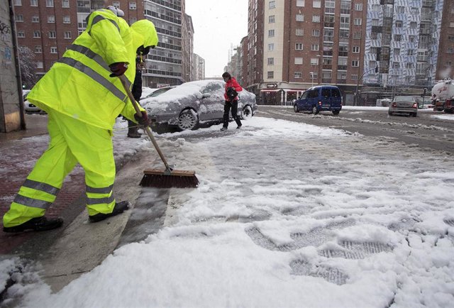 Un empleado limpia una vía llena de nieve en Burgos, Castilla y León (España). La nieve ha sorprendido a los burgaleses este lunes desde primera hora de la mañana, a pesar de que no había aviso en las previsiones meteorológicas.