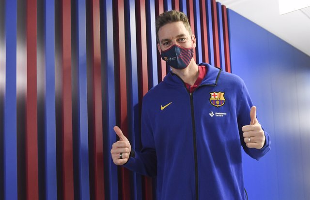 El nuevo jugador del Barça de baloncesto Pau Gasol tras pasar la revisión médica en la Ciutat Esportiva Joan Gamper