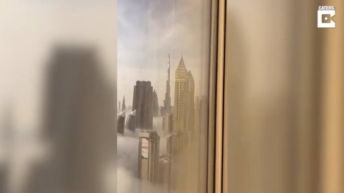 Una estudiante enseña las impresionantes vistas desde la ventana de su rascacielos