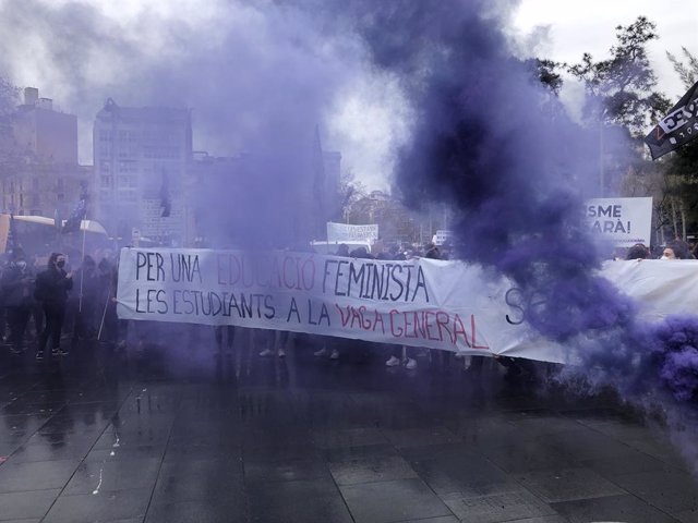 Manifestació d'estudiants a Barcelona pel Dia Internacional de la Dona.
