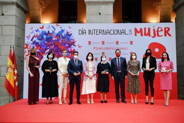 Foto familia de la entrega de los Reconocimientos 8M, con motivo del Día Internacional de la Mujer, en Madrid (España), a 8 de marzo de 2021.