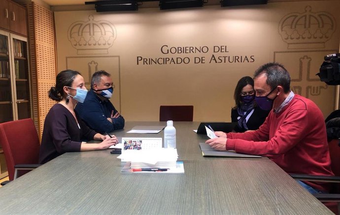 La consejera de Derechos Sociales y Bienestar Social, Melania Álvarez; el director general de Vivienda, Fermín Bravo; la diputada de IU, Ángela Vallina y el diputado de IU, Ovidio Zapico.