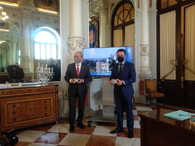 El alcalde, Francisco de la Torre, y el concejal de Economía, Carlos Conde, presentan los presupuestos de Málaga de 2021