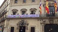 El Ayuntamiento de Palma cuelga una pancarta en el balcón de Cort por el Día de la Mujer
