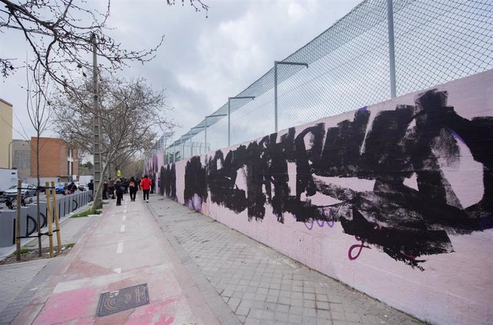 Pintura negra encima del mural feminista de Ciudad Lineal.