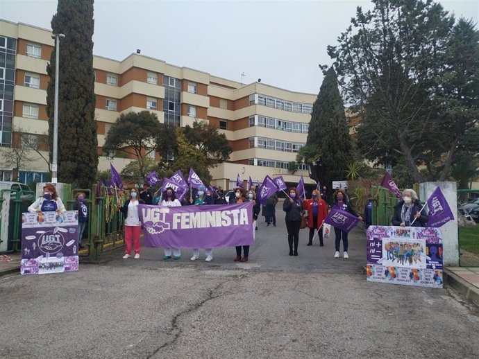 UGT se concentra en la residencia Asistida de Cáceres para homenajear a las trabajadoras esenciales