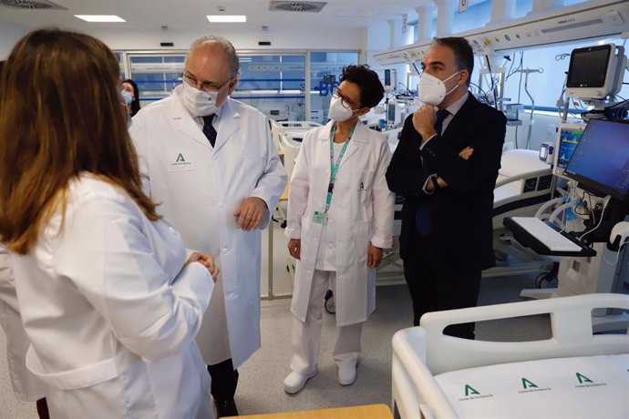 El consejero de la Presidencia, Administración Pública e Interior, Elías Bendodo, asiste a la inauguración de la ampliación de la Unidad de Recuperación Anestésica y del nuevo quirófano de Neurocirugía del Hospital Regional de Málaga.