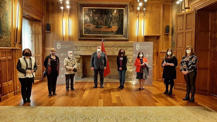 Morán (C) preside el homenaje de la Diputación de León a las mujeres.