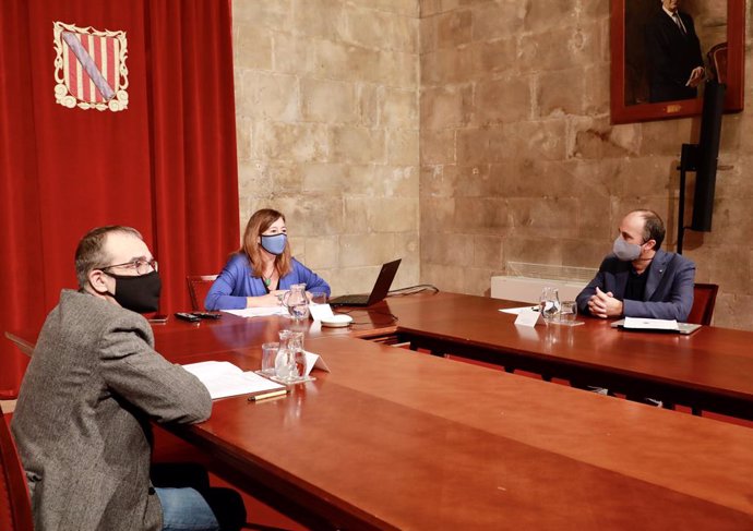 Archivo - Urresti, junto a Armengol e Yllanes, durante una reunión.