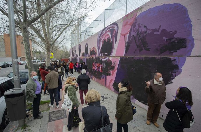 Transeúntes observan el mural feminista de Ciudad Lineal que ha amanecido este 8M, Día Internacional de las Mujeres, completamente vandalizado, tachando los rostros de las mujeres que han hecho historia, en Madrid, (España), a 8 de marzo de 2021. Además