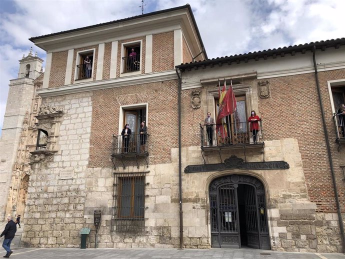 Conrado Íscar y Nuria Duque salen a los balcones del Palacio de Pimentel junto a trabajadoras de la institución con motivo del 8 de marzo.