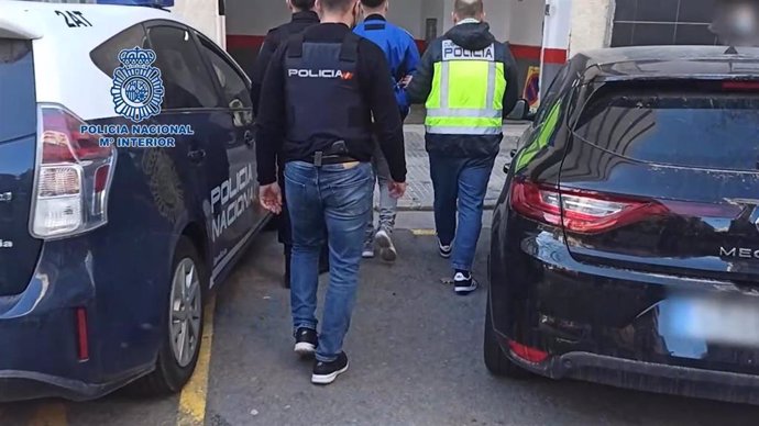 La Policía escolta a uno de los detenidos por un violento atraco en Paseo Mallorca.